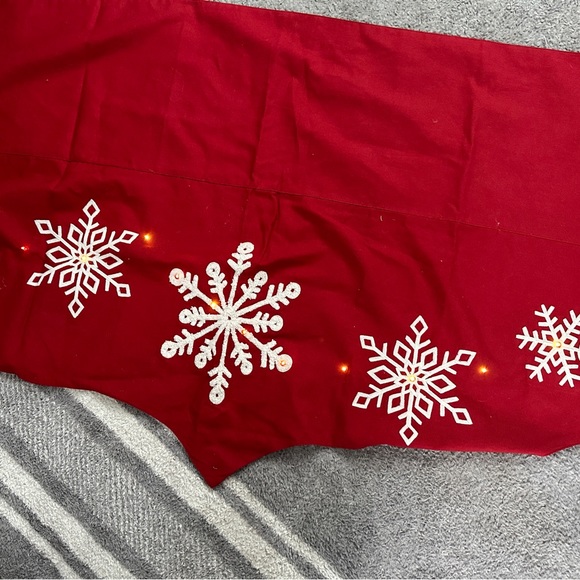 Snowflake Light-up Fireplace Mantle Scarf - Picture 5 of 6